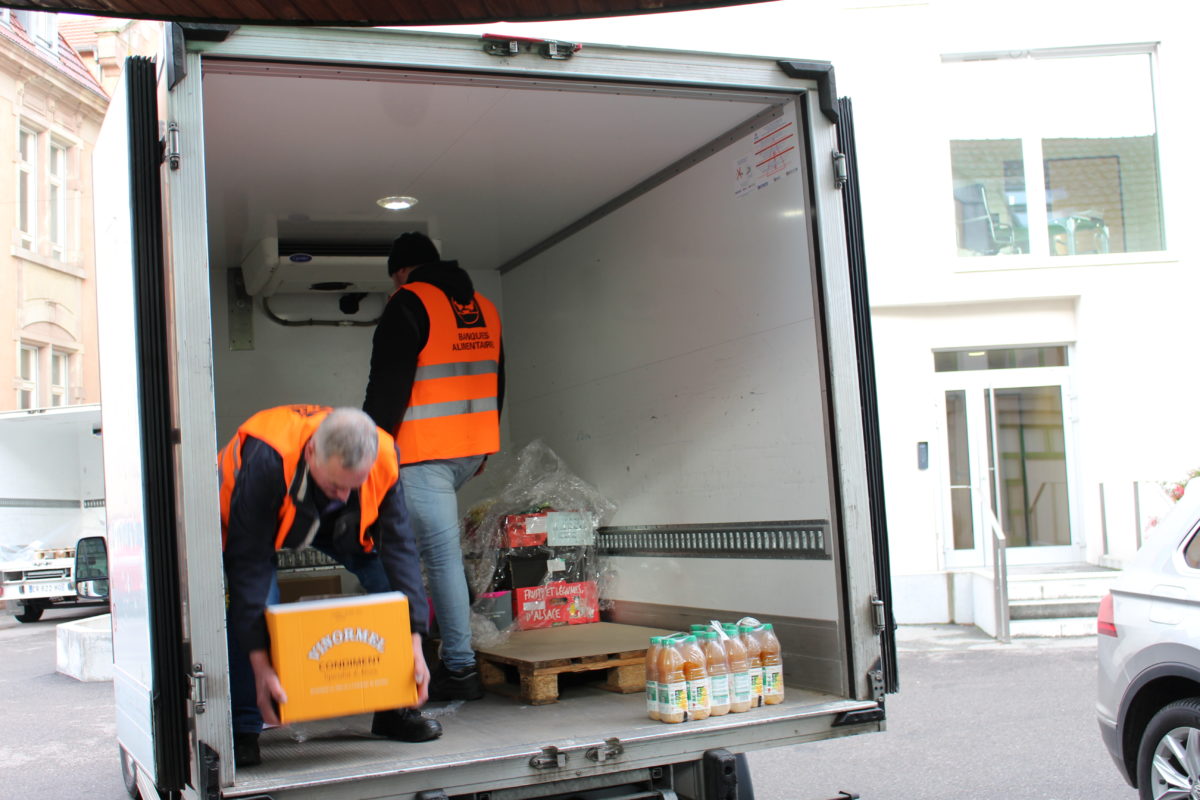 Déchargement des denrées de l'épicerie solidaire