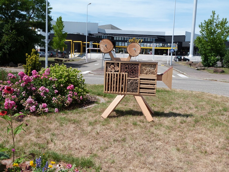 hôtel à insectes en forme de caméra