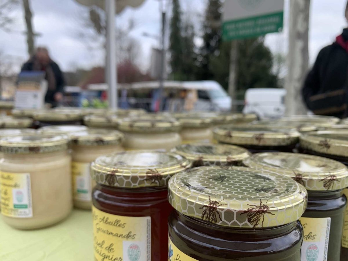 Petits pots de miel sur une table de marché