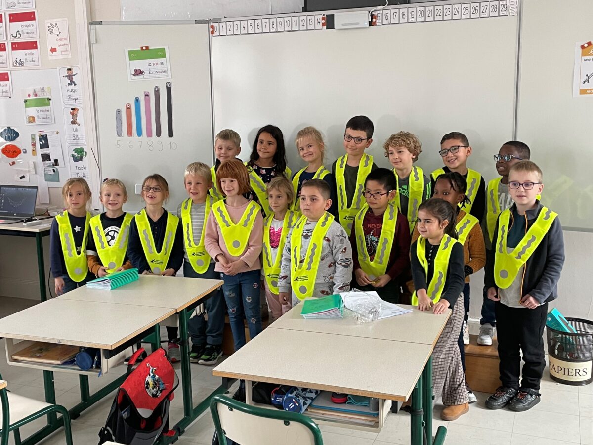 Enfants avec gilets réflechissants