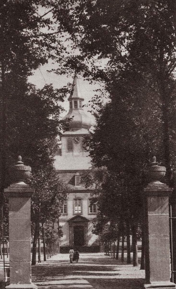 Image d'archive - Cour du château-Protestant